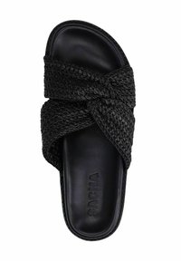 Zwarte schuifsandalen met een bovenstuk van geweven stof, kenmerkend door een gedraaid ontwerp, een platte zwarte zool en textuurdetails op de band en de binnenzool.