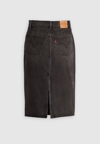 Jupe midi en denim noir avec poches arrière, ceinture avec passants, fente centrale au dos et patch de marque en cuir beige sur le côté droit.