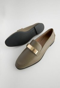 Next FOREVER COMFORT SLIM HARDWARE LOAFERS REGULAR FIT - Belebújós cipők - khaki green