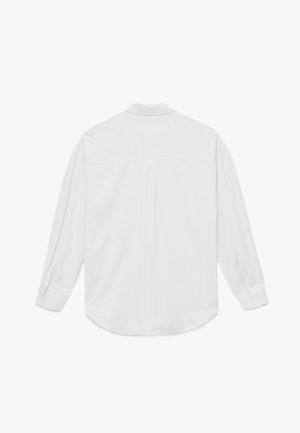 Biała koszula z długim rękawem wykonana z gładkiego materiału. Posiada kołnierzyk zapinany na guziki, pojedynczy karczek z tyłu oraz zaokrąglony dół. Guziki przy mankietach.