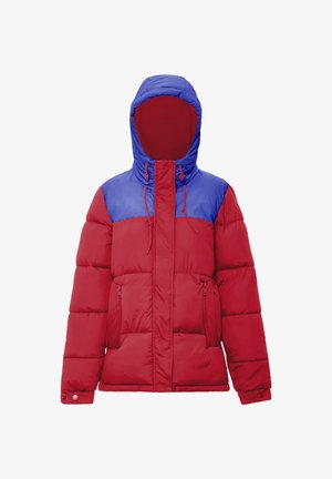 Rote und blaue gepolsterte Winterjacke mit Kapuze, Reißverschlusstaschen und elastischen Kordeln am Kragen. Merkmale sind eine kastige Form und eine gesteppten Textur.