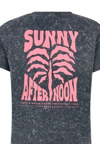 T-shirt noir acid-wash avec graphique palmier stylisé rose et texte « APRÈS-MIDI ENSOLEILLÉ » et texte plus petit « Faites une pause sous le cocotier. »