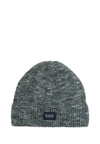 Gebreide beanie in donkergrijs en zwart, met een geribbelde boord en een klein merklabel aan de voorkant genaaid. Zachte textuur, afgeronde bovenkant.