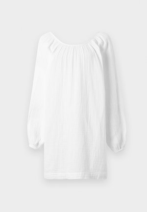 Blusa branca de manga longa com um tecido texturizado, detalhes franzidos na gola e punhos elásticos. Bainha reta.