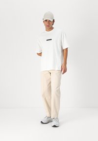 AllSaints SPITAL FIELDS CREW UNISEX - T-shirts med print - ashen white