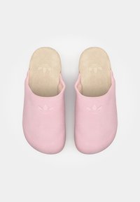 Ροζ πιάσιμο ανατομικές παντόφλες με λεία υφή, στρογγυλή μύτη και ελαφριά μπεζ σόλα που έχει ανάγλυφο σχέδιο λογότυπου.