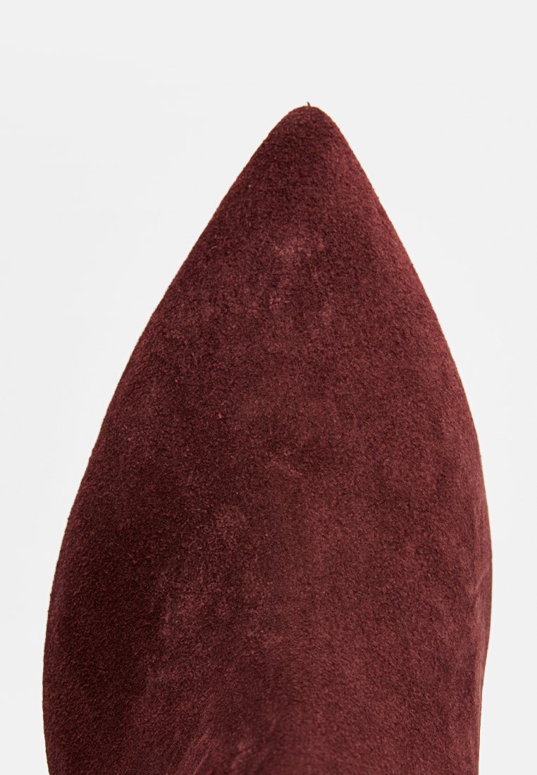 Burgundowe zamszowe szpilki z zakończeniem w szpic, charakteryzujące się gładką teksturą i elegancką sylwetką.