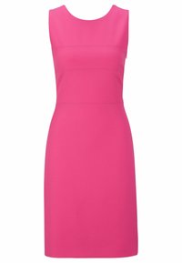 Robe rose vif sans manches, longueur genou, avec un col rond et des coutures horizontales sur le corsage et la taille.