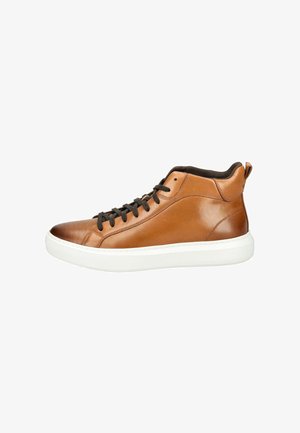 Braune Leder-Hochschnitt-Sneaker mit schwarzen Schnürsenkeln, einer weißen Gummisohle und einem strukturierten Kragen für zusätzlichen Halt. Minimalistisches Design mit klaren Linien.