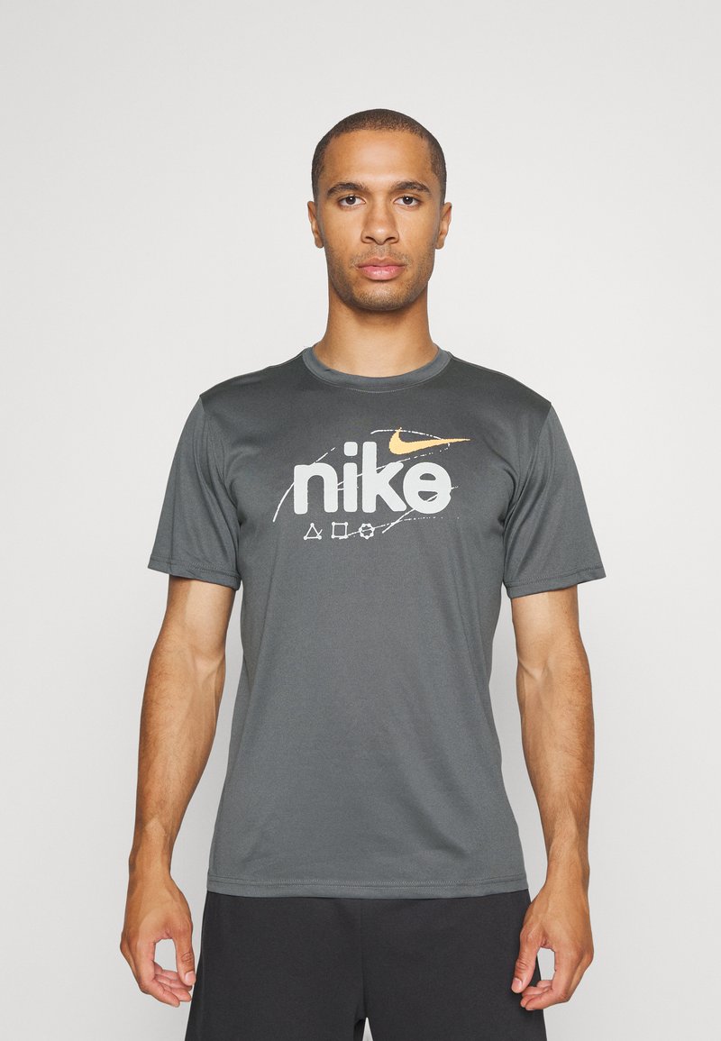 Nike Performance TEE WILD CLASH Sports Tshirts iron grey/grå