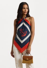 Μεταξωτός σάλ το χρώμα του ναυτικού μπλε, κόκκινο και κρεμ, με σχέδιο άγκυρας. Φοριέται σε στιλ ιμάντα, με κόμπο και χρυσά αξεσουάρ. Καφέ καλάθι χειρός.