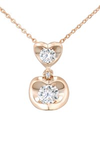 Collana con pendente in oro rosa caratterizzata da un design a forma di cuore con due diamanti rotondi scintillanti, uno sopra e uno più piccolo al centro.