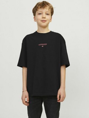 Camiseta negra de algodón con un corte relajado, que presenta un pequeño logo rosa en el pecho. El diseño tiene mangas cortas y un cuello redondo.