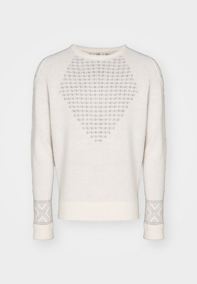 Weißer Strickpullover mit einem strukturierten Rautenmuster auf der Vorderseite, gerippten Bündchen mit geometrischen Akzenten und Rundhalskragen.
