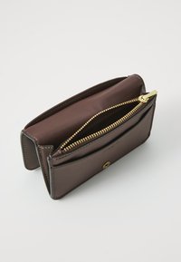 COACH ESSENTIAL SLIM CARD CASE - Denarnica - brown