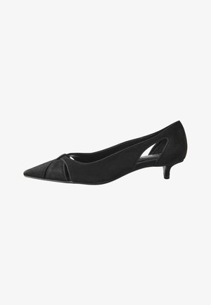 Czarny zamszowy but na niskim obcasie typu kitten heel z ostrym noskiem, bocznym wycięciem i niskim, smukłym obcasem.