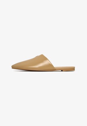 Brune læder slip-on sko med spids tå og flad sål. Glat tekstur og minimal hardware, der har et elegant design.