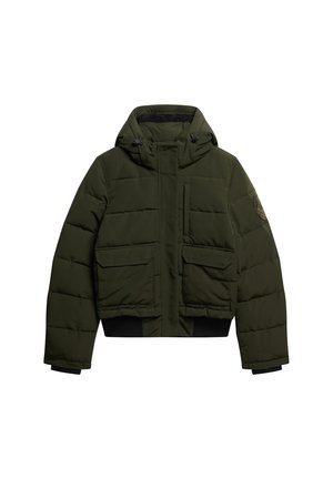 Giubbotto verde imbottito con cappuccio, dotato di chiusura lampo frontale, quattro ampie tasche applicate, polsini elastici e design corto.