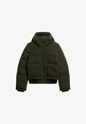 Groene pufferjas met een capuchon, voorzien van een ritssluiting aan de voorkant, vier grote opgestikte zakken, elastische manchetten en een korte snit.