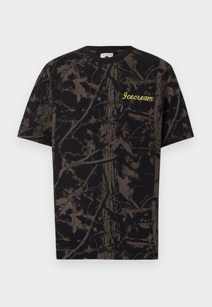 T-shirt noir à manches courtes avec un motif de feuilles et de branches camouflage marron, avec le texte jaune « Icecream » sur le côté gauche de la poitrine.