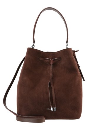 Sac seau en daim marron avec une poignée supérieure, une bandoulière réglable, une fermeture à cordon et un petit logo métallique en bas à l'avant.