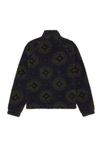 Lunefull navy fleecegenser med et geometrisk mønster i grønt og burgunder. Mock-krage og lange ermer, avsluttet med elastiske mansjetter.