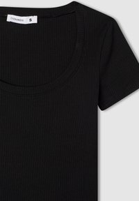 Czarna, prążkowana bluzka z krótkim rękawem i okrągłym dekoltem. Posiada gładką fakturę i subtelne przeszycia wzdłuż brzegów. Widoczna metka rozmiaru.