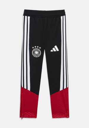 Schwarze Sporthose mit weißen Streifen, roten Akzenten, Logo des Deutschen Fußball-Bunds und Adidas-Emblem. Mit Reißverschlüssen am Knöchel.