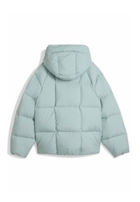 Lysblå pufferjakke med hætte, der har et quiltet design og en cropped silhuet. Lavet af blødt, isolerende materiale.