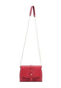 Rode leren crossbodytas met voorflap en riem die wordt vastgezet door een enkele drukknoop, voorzien van een goudkleurige ketting en leren schouderpad.