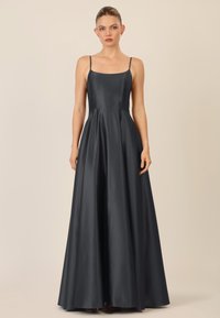 Maxi-jurk in donkergrijze satijn met dunne schouderbandjes, een vierkante halslijn en een aansluitende bodice die overloopt in een uitlopende rok. Glad, glanzend textuur.