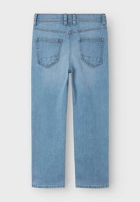 Jeans de denim azul claro con un diseño de pierna recta, dos bolsillos traseros y costuras en contraste a lo largo de la cintura y los bordes de los bolsillos.