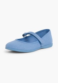 Chaussure plate Mary Jane en toile bleue avec bride ajustable et semelle en caoutchouc, vue en angle de côté sur fond blanc.