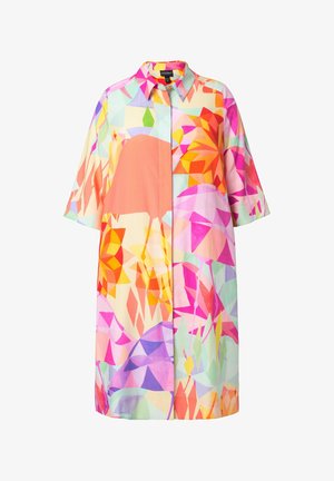 Farverig geometrisk mønsterkjole i let stof, med krave, knaplukning foran og trekvart ærmer.