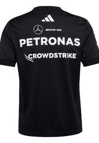 Černý sportovní dres vyrobený z polyesteru s designem krátkého rukávu. Na dresu jsou velké bílé loga: "PETRONAS," "CROWDSTRIKE" a emblémy značky.
