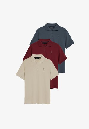 Drie poloshirts in beige, bordeaux en donkerblauw. Korte mouwen, kraagdesign met drie knopen en klein logo op de linkerkant van de borst.