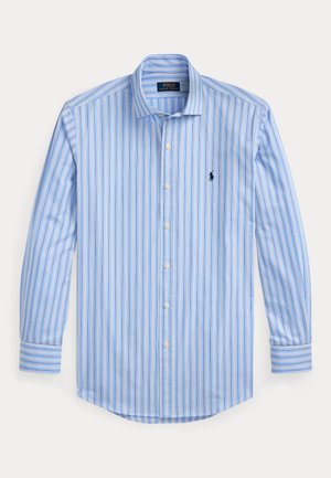 Hellblaues Hemd mit langen Ärmeln, Knopfleiste, vertikalen weißen und marineblauen Streifen und kleinem marineblauem Polo-Spieler-Logo auf der Brust.