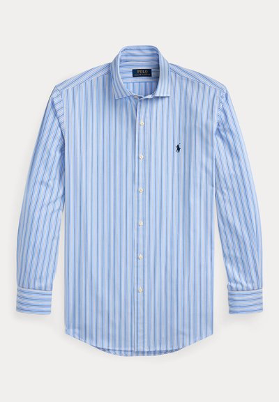 Hellblaues Hemd mit langen Ärmeln, Knopfleiste, vertikalen weißen und marineblauen Streifen und kleinem marineblauem Polo-Spieler-Logo auf der Brust.