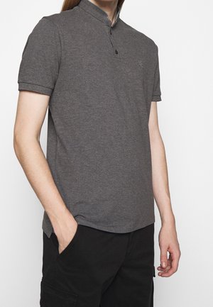 Ciemnoszara koszulka polo z kołnierzykiem stojącym, krótkimi rękawami i subtelnym logo na piersi. Gładki materiał i luźny krój.