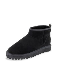 Bota de tobillo de ante negra con punta redondeada y suela de goma texturizada. Cuenta con un forro interior suave y costuras reforzadas en las costuras.