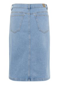 Jupe en denim bleu avec une coupe droite, présentée avec une taille mi-haute, deux poches arrière et un ourlet propre. Détails de couture subtils dans tout le vêtement.