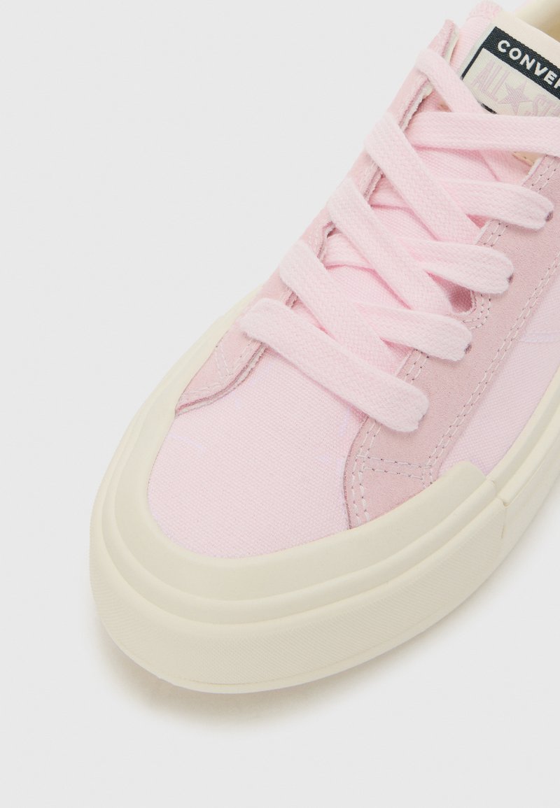 Rosa Canvas-Sneaker mit runder Zehenpartie, ausgestattet mit einer strukturierten weißen Gummisohle und passenden Baumwollschnürsenkeln. Mit Logo auf der Zunge.