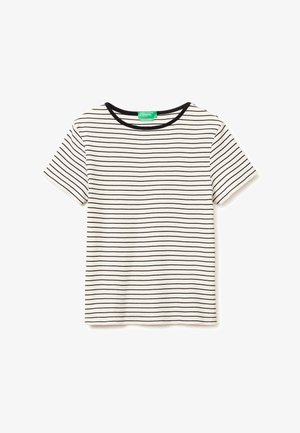 Witte T-shirt met korte mouwen, voorzien van dunne zwarte horizontale strepen en een zwarte ronde hals.