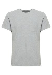 Graues Baumwoll-T-Shirt mit kurzen Ärmeln, einem runden Ausschnitt und einer Brusttasche. Es hat einen strukturierten Stoff mit einem subtilen horizontalen Muster.