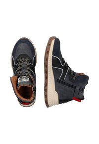 Marineblauwe hoge sneakers van suede en leer, met gestructureerde veters, een gepolsterde kraag en een rubberen zool met contrasterende accenten.