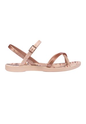 Beige flache Sandale mit zwei schmalen Metallriemen und verstellbarer Knöchelriemenschnalle, mit gemusterter Innensohle.