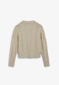 Cardigan tricoté en crème, coupé, présentant un motif en câble, décoré de perles décoratives, avec un col et un ourlet côtelés.