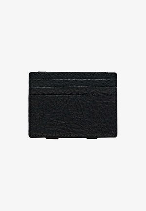 Portafoglio in pelle nera con superficie testurizzata, dotato di quattro scomparti per carte e bordi diritti. Finitura liscia con dettagli di cucitura discreti.