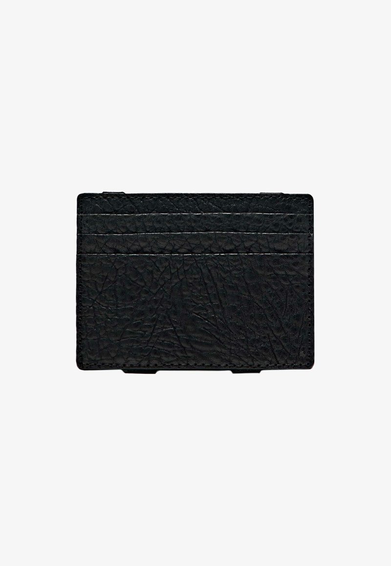 Czarny skórzany portfel na karty o teksturowanej powierzchni, z czterema miejscami na karty i prostymi krawędziami. Gładkie wykończenie z subtelnym detalem w postaci przeszyć.