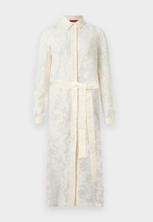 Langærmet, off-white blondekjole med krave, knaplukning foran og matchende stofbælte bundet i taljen.